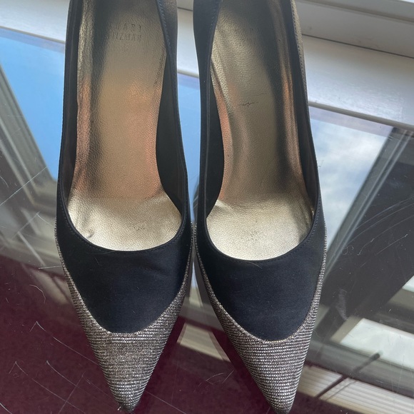 Classic shape, Stuart Weitzman, black pumps with metallic accent. - Picture 2 of 5